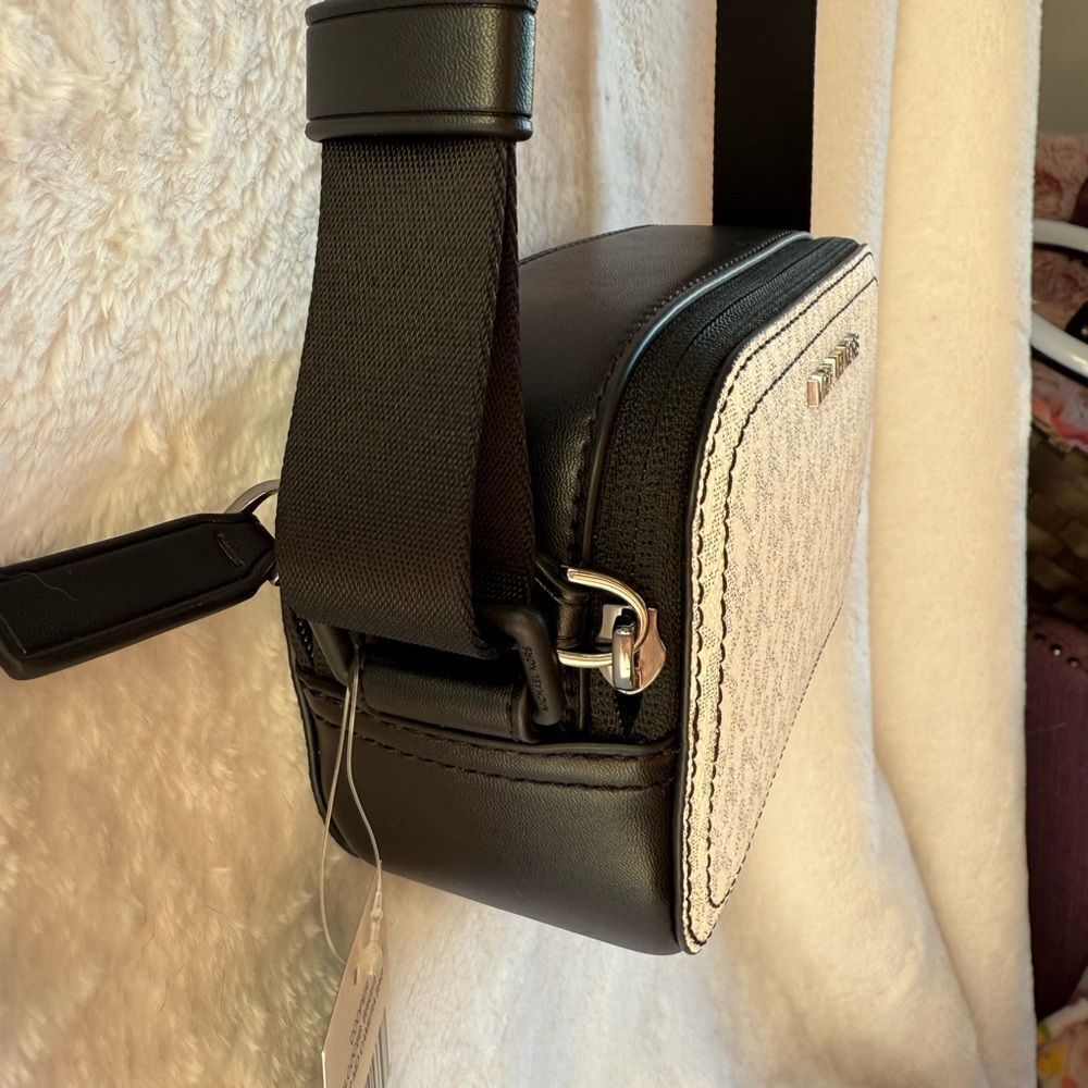 Michael Kors Cooper Double Zip Camera Crossbody - Picture 5 of 11